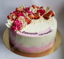 кремовый торт с клубникой и розами