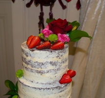 торт кремовый свадебный с клубникой и цветами