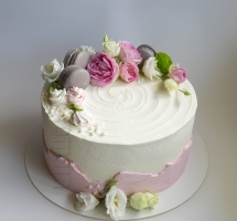 кремовый торт с цветами и макароном