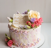 кремовый тортик с цветами и золотой надписью