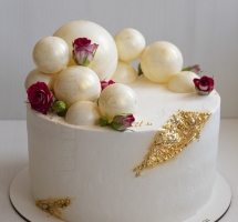 кремовый торт с шарами, золотом и розами