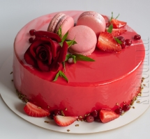 торт с розой и макроном