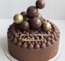 велюровый торт с шоколадными шарами