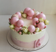 кремовый торт с розочками и шоколадными шарами