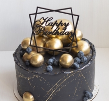 темный торт с золотыми шарами