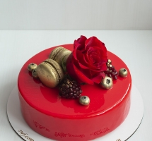 муссовый тортик с "золотыми" макароном, розой и голубикой