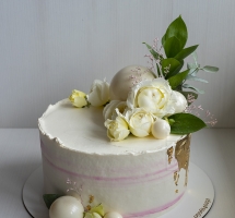 кремовый торт с цветами