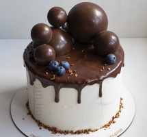 кремовый тортик с голубикой и шоколадными шарами
