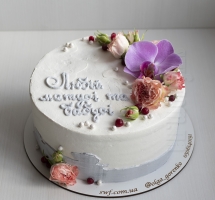 кремовый торт украшенный цветами