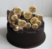 Мужской велюровый торт с шоколадными шарами