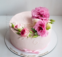 нежный кремовый торт с цветами