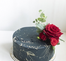 темный кремовый торт с розой