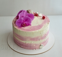 кремовый торт с орхидеей и макароном